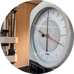 万能試験機や硬度計などによる社内検査体制